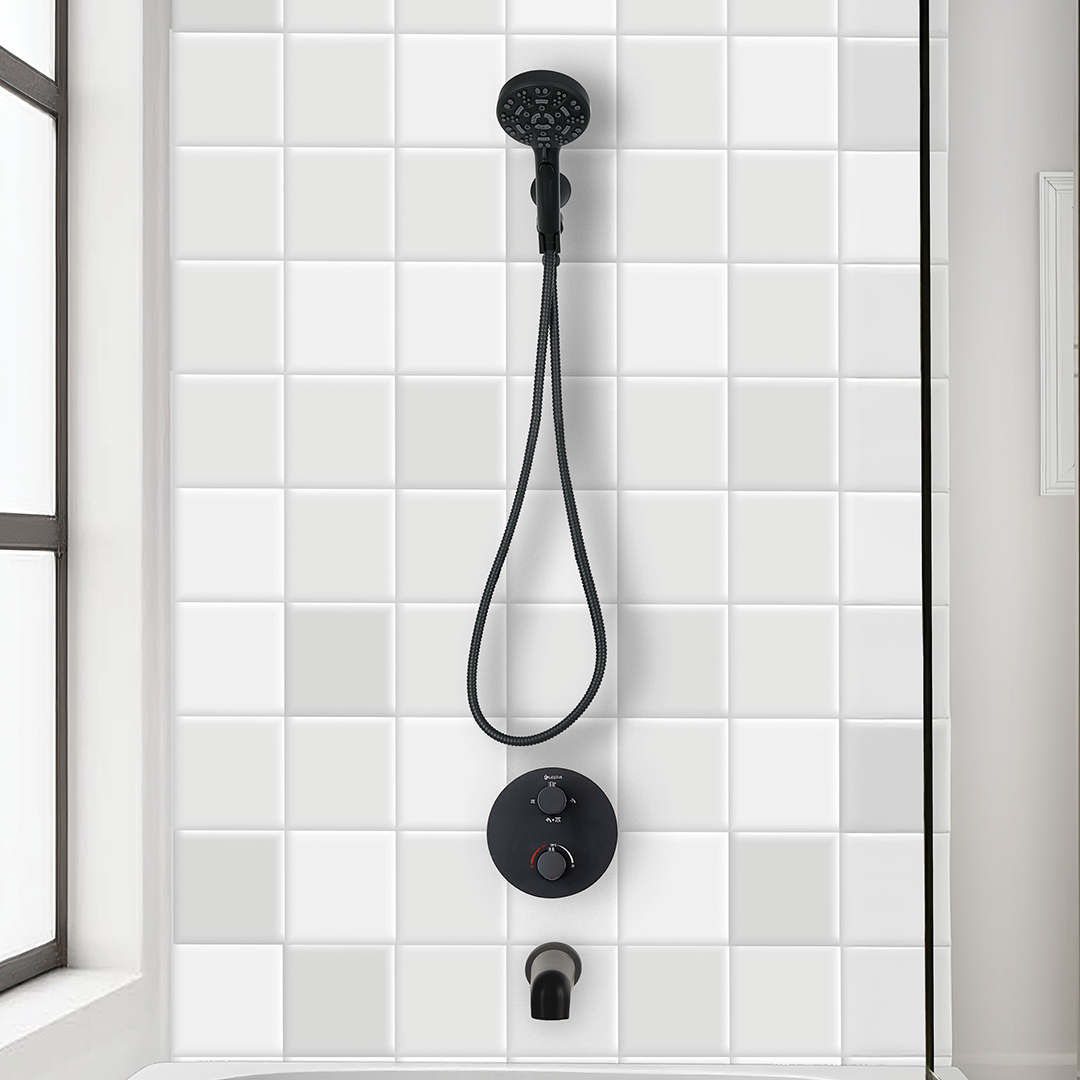 akuaplus® KH0103BL black thermostatic shower kit installed in a modern bathroom / Ensemble de douche thermostatique noir akuaplus® KH0103BL installé dans une salle de bain moderne.